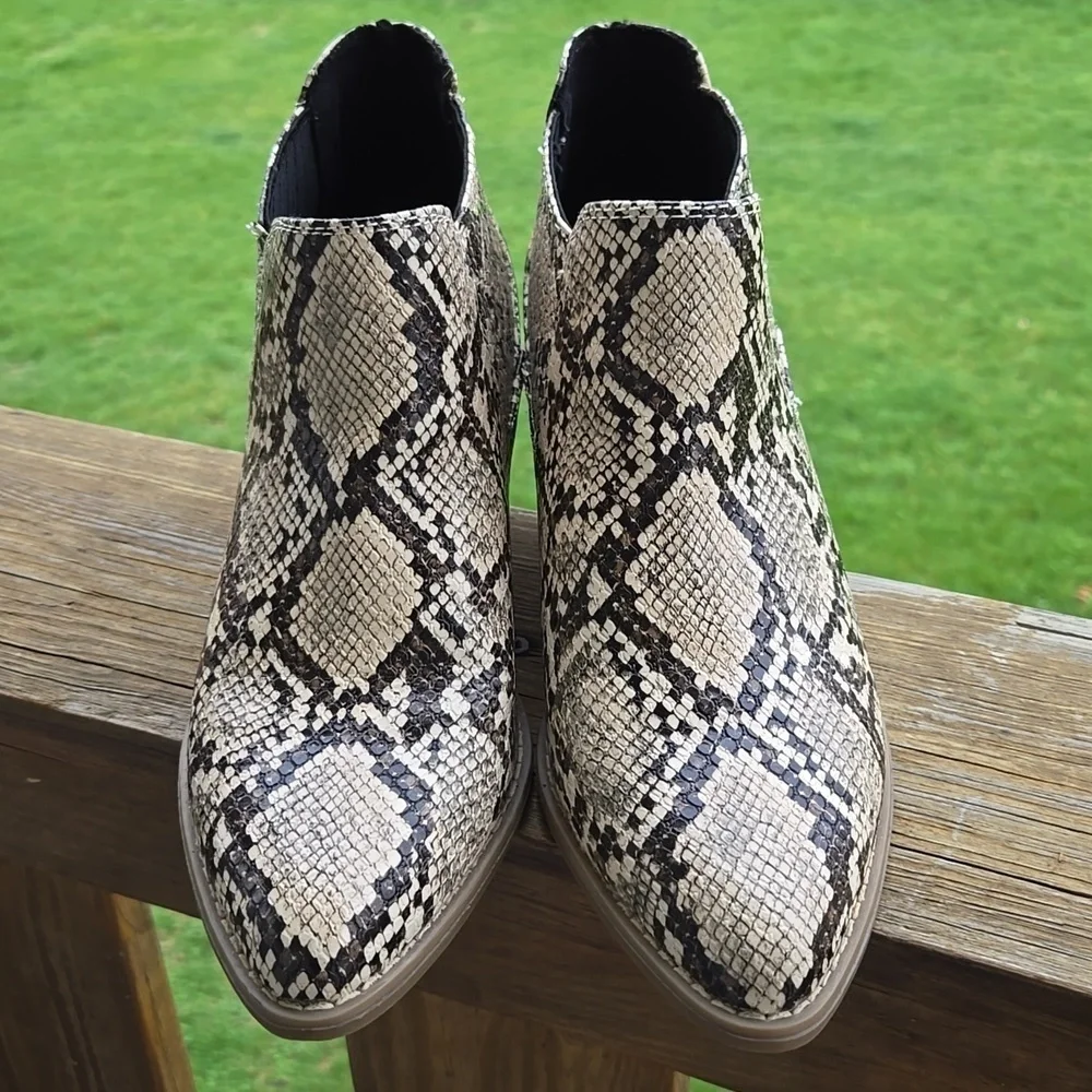 A.N.A Faux Snakeskin Ankle Boots Booties Memory Foam Like New Condition Womens 9